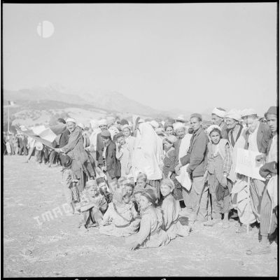 Des habitants de la région de Dra el Mizan assistant à la cérémonie au douar Errich.
