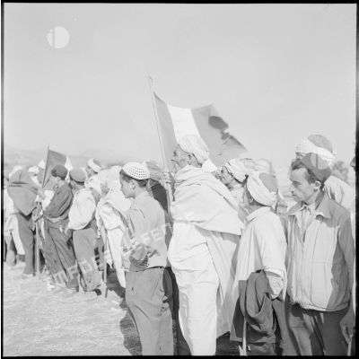 Des habitants de la région de Dra el Mizan assistant à la cérémonie au douar Errich.