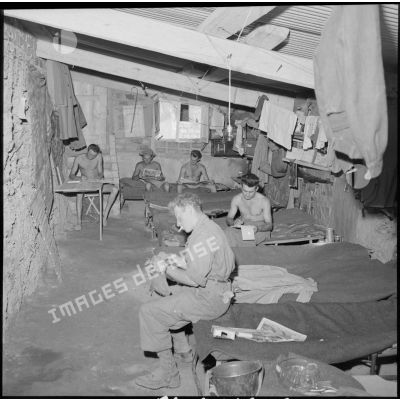 Des soldats de la 1re compagnie du 45e BIC dans leur chambre.