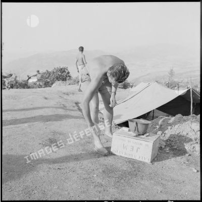 Le soldat Michel Demoy de la 1re compagnie du 93e régiment d'infanterie (RI) faisant sa toilette