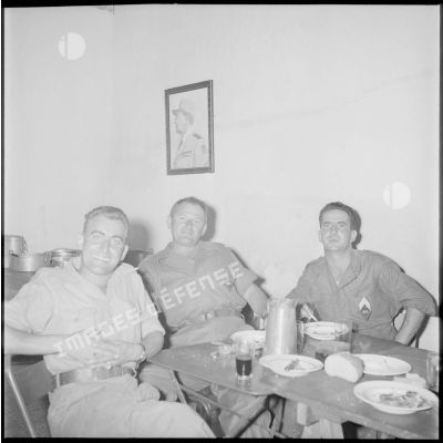 Le major Fae, l'adjudant-chef Chamousset et le sergent-chef Trocard du 379e GT prenant leur repas au mess.