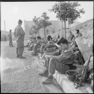 Des soldats d'infanterie coloniale attendant leur embarquement.