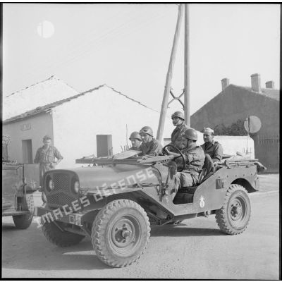 Des soldats du 379e GT à bord d'une jeep Delahaye.