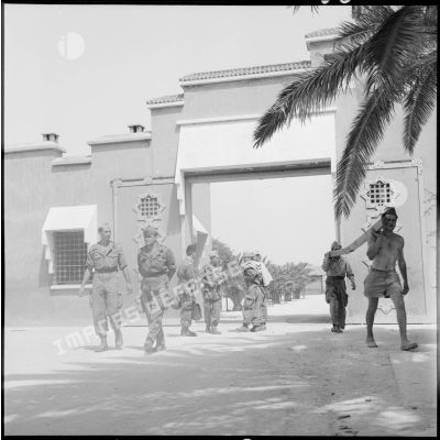 Des soldats de l'infanterie coloniale sortant de leur nouveau campement près d'Aïn Temouchent.
