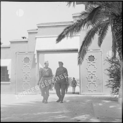 Des soldats de l'infanterie coloniale sortant de leur nouveau campement près d'Aïn Temouchent.