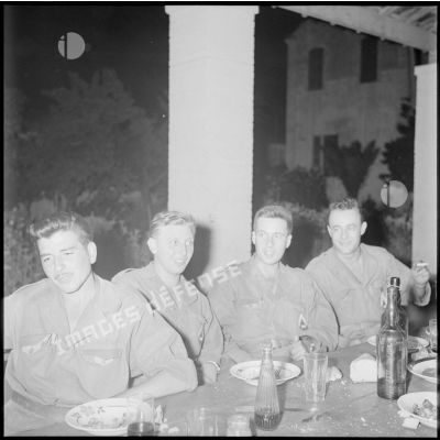 Des sous-officiers du 379e GT prenant leur repas au mess.
