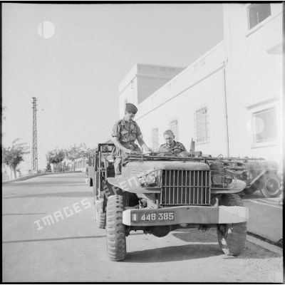Le maréchal des logis Crouzet  et le soldat Combret de la 279e compagnie de circulation routière (CCR) à bord d'un véhicule Dodge.