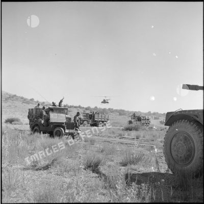 Un convoi militaire sur la piste de Sidi Ali-Bou Hammama.