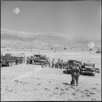 Rassemblement de soldats du 94e régiment d'infanterie (RI) et du 19e RG près du village de Sidi Ali.