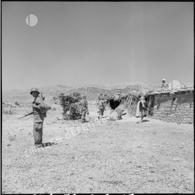 Des soldats s'approchant du village de Sidi Ali.