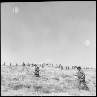 Des soldats du 94e régiment d'infanterie (RI) progressant dans le djebel de la région de Bou Hammama.