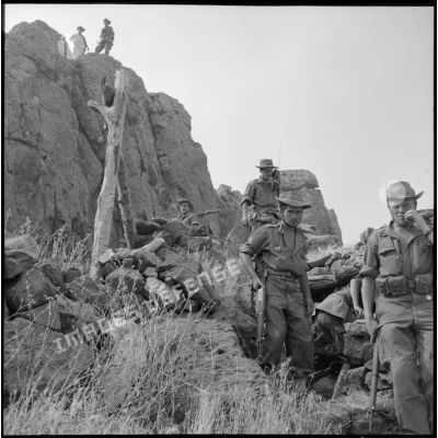 Des soldats  du 94e régiment d'infanterie (RI) fouillant des abris suspects.