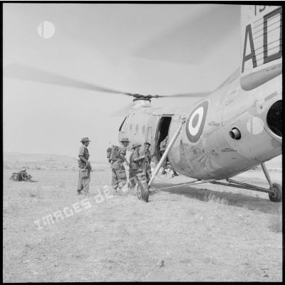 Embarquement d'éléments du 94e régiment d'infanterie (RI) à bord d'un hélicoptère Piasecki.