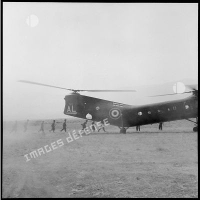 Des éléments du 94e régiment d'infanterie (RI) se dirigeant vers un hélicoptère Piasecki pour embarquer à son bord.