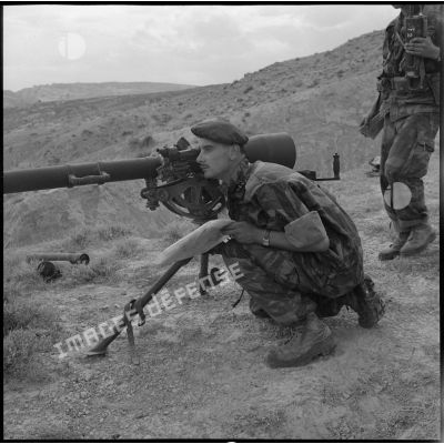 Un soldat de la 4e compagnie du 14e régiment de chasseurs parachutistes (RCP) positionnant un canon de 75 mm sans recul.