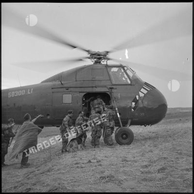 Embarquement d'éléments de la 4e compagnie du 14e régiment de chasseurs parachutistes (RCP) à bord d'un hélicoptère Sikorsky S58 une fois la mission terminée.