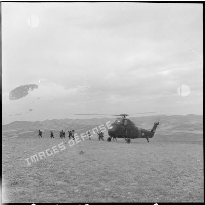 Débarquement d'éléments de la 4e compagnie du 14e régiment de chasseurs parachutistes (RCP) d'hélicoptères Sikorsky S58.