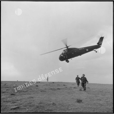 Départ d'un hélicoptère Sikorsky S58 après avoir déposé des éléments du 14e régiment de chasseurs parachutistes (RCP) sur le lieu de l'opération.