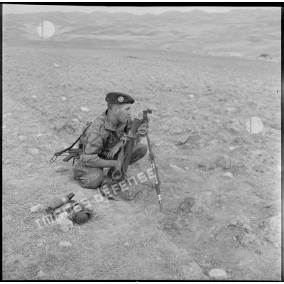Mise en place d'un mortier de 60 mm par un soldat de la 4e compagnie du 14e régiment de chasseurs parachutistes (RCP).