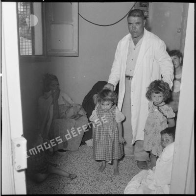 L'infirmier s'occupant des enfants avant leur auscultation.