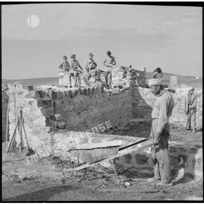 Construction d'une tour de guêt par des éléments du 18e régiment de chasseurs parachutistes (RCP).