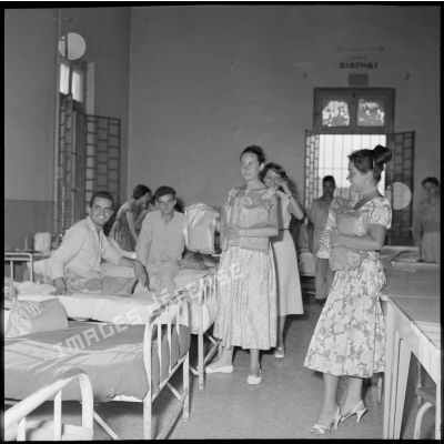 Des étudiantes d'Alger dans une chambrée à l'hôpital Maillot pour la distribution de colis aux blessés.