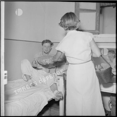 Remises de colis aux blessés de l'hôpital Maillot d'Alger.