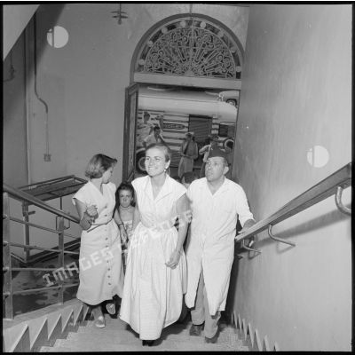 Des étudiantes dans les escaliers de l'hôpital Maillot.