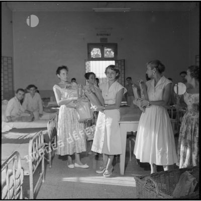 Des étudiantes d'Alger dans une chambrée à l'hôpital Maillot pour la distribution de colis aux blessés.