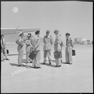 Le général Lorillot en conversation avec le général Boucher de Crevecoeur et le lieutenant-colonel Barbet sur l'aéroport de Mecheria.