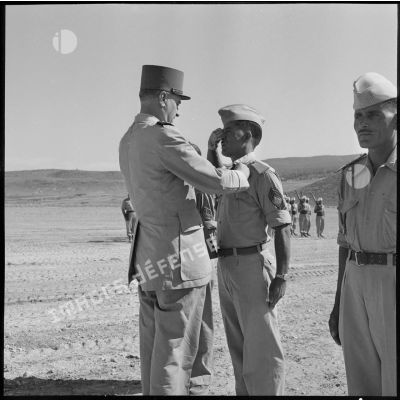 Remise de décoration au sergent-chef Kouider Zaitri du 29e bataillon de tirailleurs algériens (BTA) par le général Lorillot.