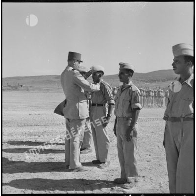 Remise de décoration au sergent-chef Pettahar Dergham du 29e bataillon de tirailleurs algériens (BTA) par le général Lorillot.