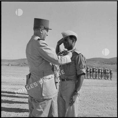 Remise de décoration au sergent Saïd Sirine du 29e bataillon de tirailleurs algériens (BTA) par le général Lorillot.