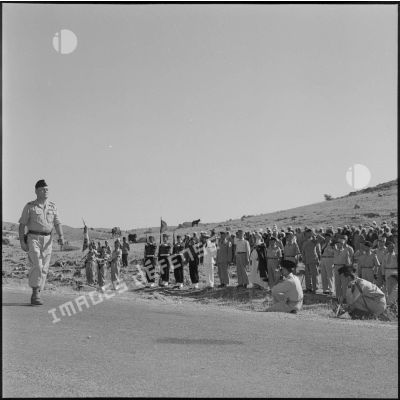Le défilé des troupes lors de la cérémonie de remise de l'étendard du 24e régiment d'artillerie (RA).