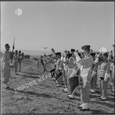 Une musique militaire à la cérémonie de remise de l'étendard au 24e régiment d'artillerie (RA) dans la région de Tlemcen.