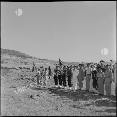 Les autorités civiles et militaires assistant au défilé des troupes lors de la cérémonie de remise de l'étendard du 24e régiment d'artillerie (RA).