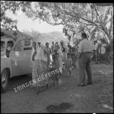 Des femmes et leurs enfants repartant vers le village après avoir reçu des soins.