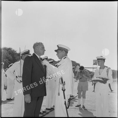 Un civil décoré par le vice-amiral Auboyneau lors d'une prise d'armes.