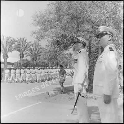 Le vice-amiral Auboyneau et un capitaine de corvette saluant les troupes de fusiliers-marins lors du défilé.