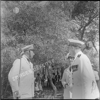 Le vice-amiral Auboyneau en conversation avec un capitaine de frégate et un lieutenant de vaisseau.
