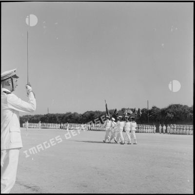 Le défilé de la garde au drapeau des fusiliers-marins du centre de formation Siroco.