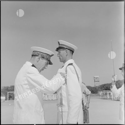 Un lieutenant de vaisseau décoré par le vice-amiral Auboyneau.
