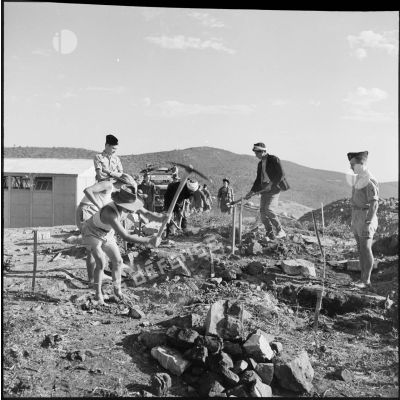 Des soldats travaillant sur un chantier de construction aux environs Aïn M'Lila.