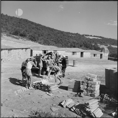Des soldats sur le chantier de construction d'habitations aux environs Aïn M'Lila.