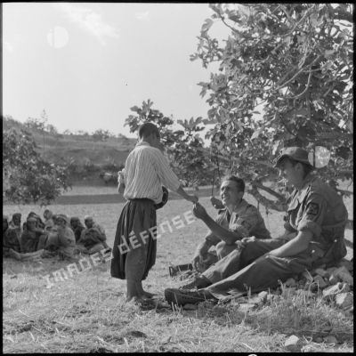 Un soldat du 1er bataillon de la 1re demi-brigade de fusiliers-marins (DBFM) offrant des bonbons.