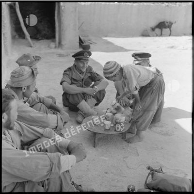 Un café offert aux fusiliers-marins du 1er bataillon de la 1re demi-brigade de fusiliers-marins (DBFM).