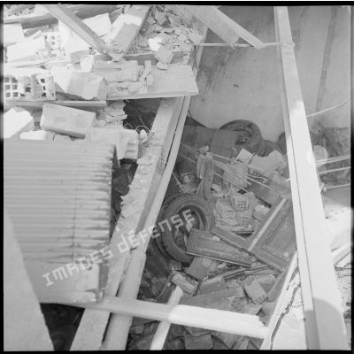 Dégâts matériels causés par une explosion de bombe sous une pompe à essence à Alger.