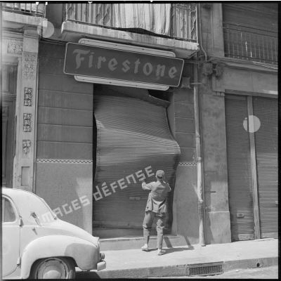 Une boutique d'Alger dont le rideau métallique a été endommagé par l'explosion d'une bombe.