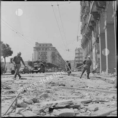 Les pompiers d'Alger en action suite à l'explosion d'une bombe boulevard Carnot.