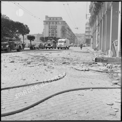 Les dégâts causés dans le boulevard Carnot à Alger par l'explosion d'une bombe.